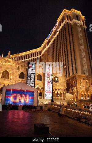 Las Vegas, NV, USA. 15. Dezember 2015. Zehn republikanische Kandidaten hat die Bühne heute Abend im Veneital Hotel in Las Vegas, NV. Diese Gruppe Aussprache von CNN ausgestrahlt. Sie lüftete ihren Ansichten über die Politik der Vereinigten Staaten bei der Bekämpfung des Terrorismus und ihre Sicht auf syrische Nationen in die Vereinigten Staaten einwandern zu lassen. Die Presse versammelten im Spin Room im Venetian Hotel wo sie Vyed für die Aufmerksamkeit der Kandidaten. Im Bild: Das Venetian Hotel wird mit Beschilderung für die republikanischen Debatte am 15. Dezember 2015 umwickelt. © Karen I. Hirsch/ZUMA Draht/Alamy Live-Nachrichten Stockfoto