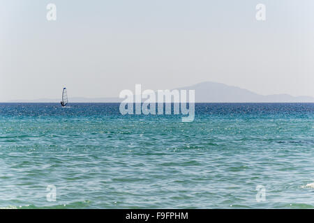 40/5000 Segelboot in der Ruhe und dem blauen Meer von Griechenland Stockfoto