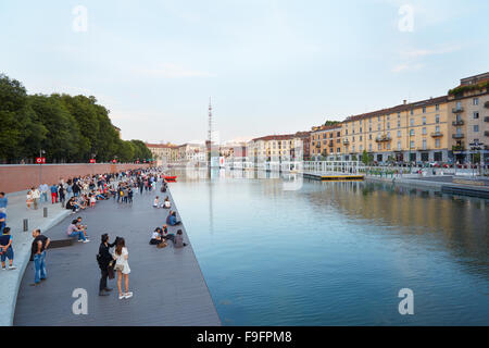 Milan neues Darsena, saniert Dockbereiche am Nachmittag, Menschen zu Fuß und im Chat Stockfoto