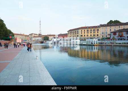 Milan neues Darsena, saniert Dockbereiche am Nachmittag, Menschen zu Fuß und im Chat Stockfoto