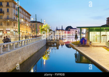 Milan neues Darsena, saniert Dockbereiche am Abend, Menschen zu Fuß und im Chat Stockfoto