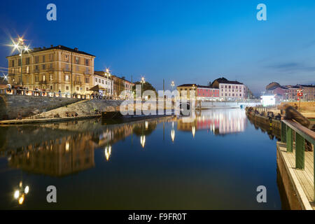 Milan neues Darsena, saniert Dockbereiche in der Nacht, Menschen zu Fuß und im Chat auf 30. Mai 2015 in Mailand, Italien Stockfoto