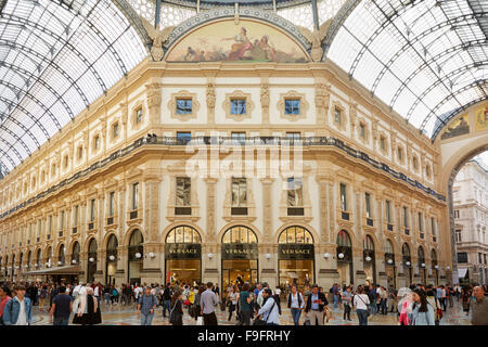 Mailand Vittorio Emanuele Galerie Innenansicht mit Menschen an einem sonnigen Tag Stockfoto