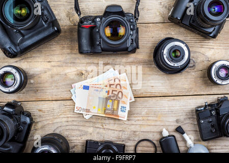 Mischen von alten Kameras auf hölzernen Schreibtisch-Hintergrund. Stockfoto