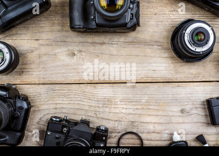 Mischen von alten Kameras auf hölzernen Schreibtisch-Hintergrund. Stockfoto