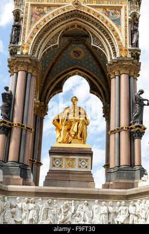 Nahaufnahme von Details über das Albert Memorial, errichtet zur Erinnerung an Prinz Albert in den Kensington Gardens, London, UK Stockfoto