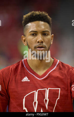 Madison, WI, USA. 15. Dezember 2015. Wisconsin Badgers bewachen Jordan Hill #11 vor dem NCAA Basketball-Spiel zwischen den Texas A & M-Corpus Christi Islanders und die Wisconsin Badgers am Kohl Center in Madison, Wisconsin. Dachse besiegte die Insulaner 64-49. John Fisher/CSM/Alamy Live-Nachrichten Stockfoto