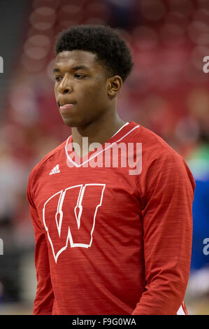 Madison, WI, USA. 15. Dezember 2015. Wisconsin Badgers weiterleiten Khalil Iverson #21 vor dem NCAA Basketball-Spiel zwischen den Texas A & M-Corpus Christi Islanders und die Wisconsin Badgers am Kohl Center in Madison, Wisconsin. Dachse besiegte die Insulaner 64-49. John Fisher/CSM/Alamy Live-Nachrichten Stockfoto