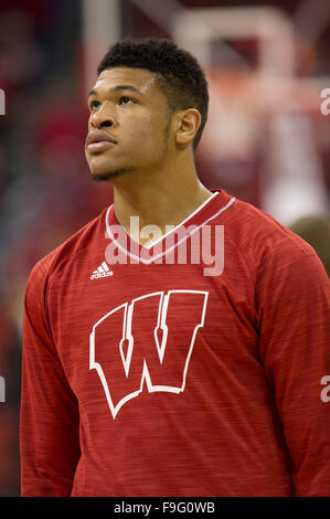 Madison, WI, USA. 15. Dezember 2015. Wisconsin Badgers weiterleiten Charlie Thomas #15 vor dem NCAA Basketball-Spiel zwischen den Texas A & M-Corpus Christi Islanders und die Wisconsin Badgers am Kohl Center in Madison, Wisconsin. Dachse besiegte die Insulaner 64-49. John Fisher/CSM/Alamy Live-Nachrichten Stockfoto