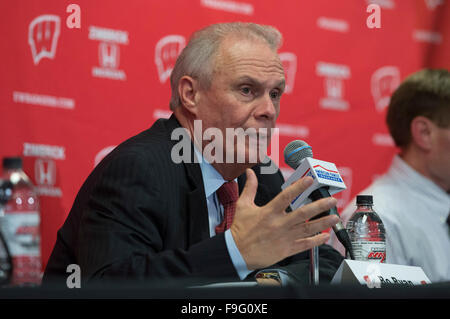 Madison, WI, USA. 15. Dezember 2015. Eine emotionale Bo Ryan spricht mit den Medien verkündet seinen Rücktritt nach der NCAA Basketball-Spiel zwischen den Texas A & M-Corpus Christi Islanders und die Wisconsin Badgers am Kohl Center in Madison, Wisconsin. Dachse besiegte die Insulaner 64-49. John Fisher/CSM/Alamy Live-Nachrichten Stockfoto