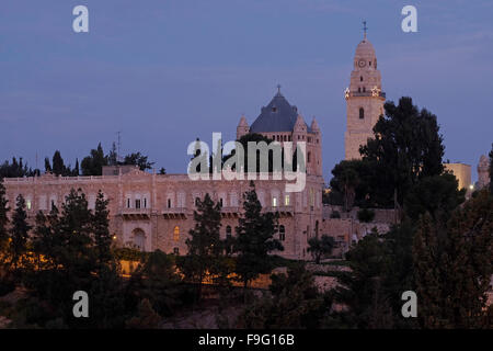 Blick in der Dämmerung auf das griechisch-orthodoxe Seminar und den Glockenturm der Benediktinerabtei Dormition auf dem Gipfel des Berges Zion in Jerusalem Israel Stockfoto