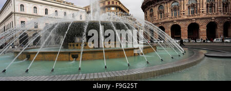 Wasser-Brunnen in Piazza de Ferrari, Genoa Stadt, Ligurien, Italien, Europa. Stockfoto