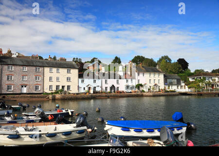 Ferienhäuser und Boote im Morgenlicht auf dem River Dart in Dittisham, Devon. Stockfoto