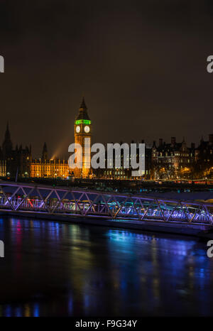 Nachtansicht des Big Ben und den Houses of Parliament aus über den Fluss Themse in London, England, UK Stockfoto