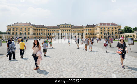 WIEN – 3.August: Menschen am Eingang des Sissi-Schloss Schönbrunn. Seit 1996 wurden das Schloss und den Garten Welt H deklariert Stockfoto