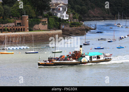 Der Raddampfer "Kingswear Castle" übergibt Kingswear. Stockfoto