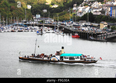 Der Raddampfer "Kingswear Castle" übergibt Kingswear. Stockfoto