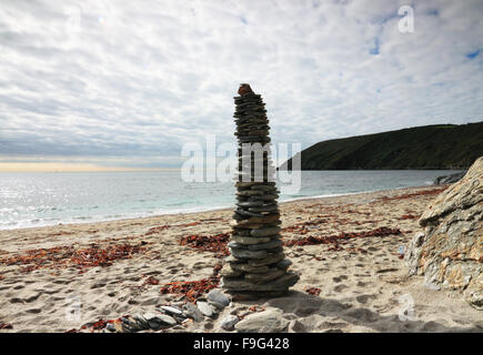 Steinskulptur am Tresor Strand, mit der Dodman in der Ferne, Cornwall. Stockfoto