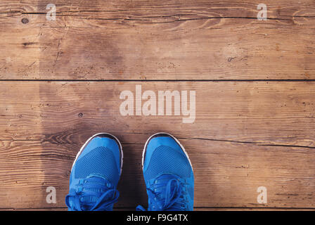 Füße eines Läufers auf einen Holzboden-Hintergrund Stockfoto