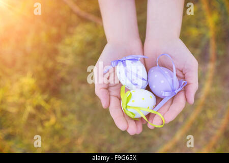 Mädchen, die Ostereier in ihren Händen hält. Stockfoto