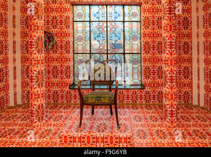 Spoken-Märchen, Textilien & Stuhl, ausgestellt im Gemeentemuseum, den Haag, Zuid-Holland, Niederlande. Stockfoto