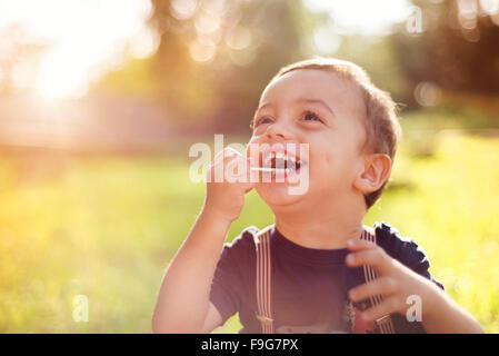 Niedlichen kleinen Jungen Spaß draußen im Sommer-Natur Stockfoto