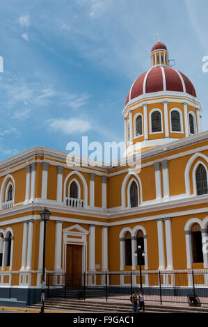 Gelbe Kathedrale unter blauem Himmel in Granada Stockfoto