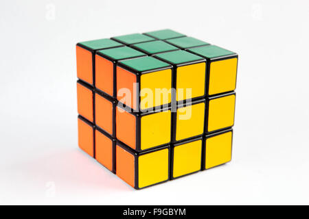 Rubik-Würfel isoliert auf weißem Hintergrund Stockfoto