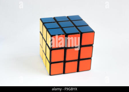 Rubik-Würfel isoliert auf weißem Hintergrund Stockfoto