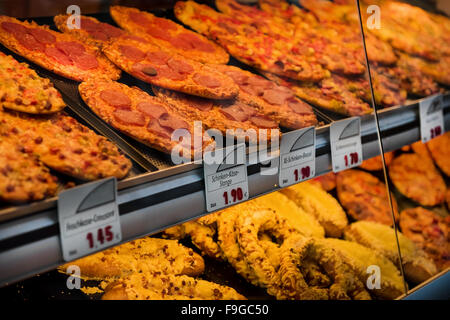 Sortiment an ein salziges Gebäck in einer Bäckerei Schaufenster in Deutschland Stockfoto