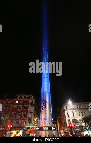 Dublin, Irland. 16. Dezember 2015. Bild des Denkmals Turm im Stadtzentrum von Dublin beleuchtet wie ein Lichtschwert zur Feier der Veröffentlichung von Star Wars The Force weckt. Bildnachweis: Brendan Donnelly/Alamy Live-Nachrichten Stockfoto