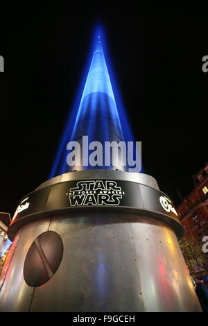 Dublin, Irland. 16. Dezember 2015. Bild des Denkmals Turm im Stadtzentrum von Dublin beleuchtet wie ein Lichtschwert zur Feier der Veröffentlichung von Star Wars The Force weckt. Bildnachweis: Brendan Donnelly/Alamy Live-Nachrichten Stockfoto