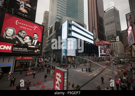 New York, USA. 16. Dezember 2015. Die News-Ticker auf der Morgan Stanley Gebäude in New York auf Mittwoch, 16. Dezember 2015 kündigt Aktien steigen, nachdem die US-Notenbank die Leitzinsen zum ersten Mal in 7 Jahren angehoben. Die Rate wurde 25 Basispunkte mit schrittweisen Erhöhungen jährlich wenn notwendig angehoben. Bildnachweis: Richard Levine/Alamy Live-Nachrichten Stockfoto