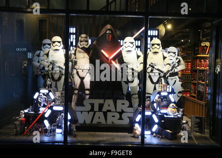 Dublin, Irland. 16. Dezember 2015. Ein Schaufenster mit Sturmtruppen im Disney Store im Zentrum von Dublin während des Builds bis zum Release des neuen Star Wars Film. Star Wars The Force weckt große Aufmerksamkeit anzieht, wie Kino-Eintrittskarten im Voraus ausverkauft Premiere Screening. Bildnachweis: Brendan Donnelly/Alamy Live-Nachrichten Stockfoto