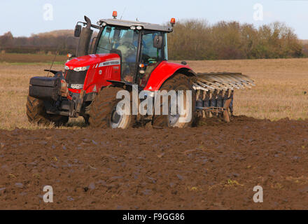 Massey Ferguson 7726, großer roter Traktor, schöne Maschine, kraftvoll, schwerer Boden Herbst, Das Land, Pflügen, Lehm, schwere Erde, rotieren, Doppelseitig. Stockfoto