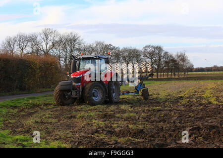 Massey Ferguson 7726, großer roter Traktor, schöne Maschine, kraftvoll, schwerer Boden Herbst, Das Land, Pflügen, Lehm, schwere Erde, rotieren, Doppelseitig. Stockfoto