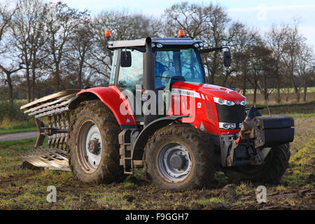 Massey Ferguson 7726, großer roter Traktor, schöne Maschine, kraftvoll, schwerer Boden Herbst, Das Land, Pflügen, Lehm, schwere Erde, rotieren, Doppelseitig. Stockfoto