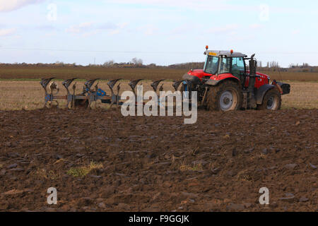 Massey Ferguson 7726, großer roter Traktor, schöne Maschine, kraftvoll, schwerer Boden Herbst, Das Land, Pflügen, Lehm, schwere Erde, rotieren, Doppelseitig. Stockfoto