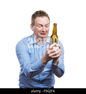 Lustige Junge betrunken Mann hält eine Bierflasche. Studio auf weißem Hintergrund gedreht. Stockfoto