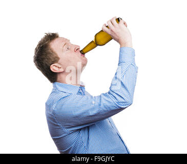 Lustige Junge betrunken Mann hält eine Bierflasche. Studio auf weißem Hintergrund gedreht. Stockfoto