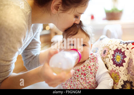 Junge Mutter und ihrer kleinen Tochter zusammen frühstücken Stockfoto