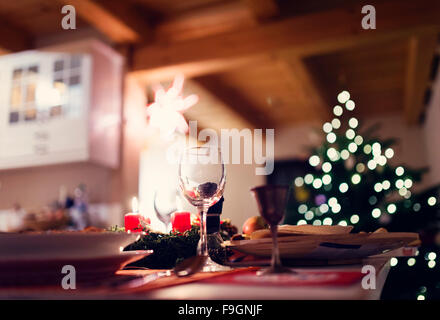 Weihnachtsessen auf einen Tisch in einem geschmückten Wohnzimmer gelegt Stockfoto