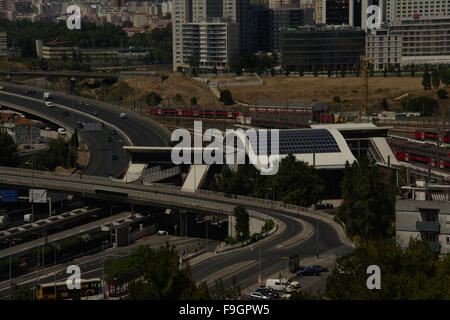 Bahnhof Campolide mit Solar-Panel-Dach, Ansicht von oben Stockfoto
