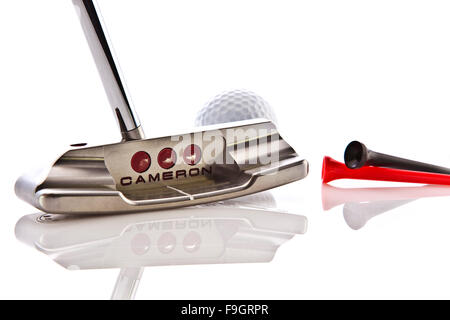 Scotty Cameron Putter mit Abschlägen und Golfball auf weißem Grund Stockfoto