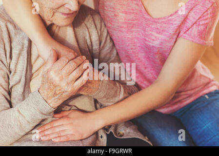 Nicht erkennbare Großmutter und Enkelin, die Hand in Hand. Stockfoto