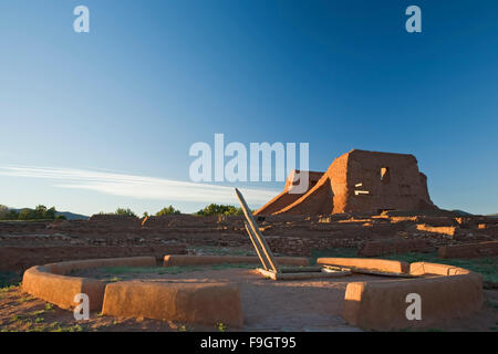 Kiva und Mission Kirchenruinen, Pecos National Historical Park, Pecos, New Mexico, Vereinigte Staaten Stockfoto