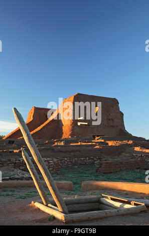 Kiva und Mission Kirchenruinen, Pecos National Historical Park, Pecos, New Mexico, Vereinigte Staaten Stockfoto