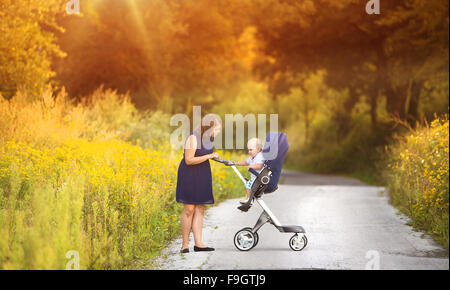 Mutter und Sohn auf einem Spaziergang in der Natur leben gemeinsam zu genießen. Stockfoto