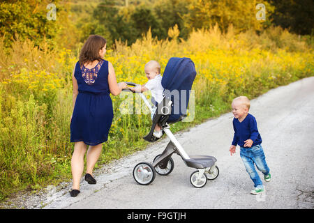 Mutter und Söhne bei einem Spaziergang in der Natur leben gemeinsam zu genießen. Stockfoto