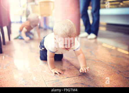 Kleiner Junge genießen ihre Zeit im café Stockfoto